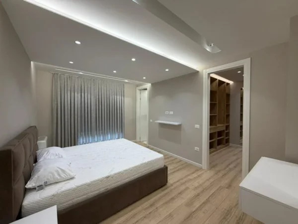 Tirane, jepet me qera apartament 3+1 Kati 1, 250 m² 2.000 € (Liqeni i Thate)