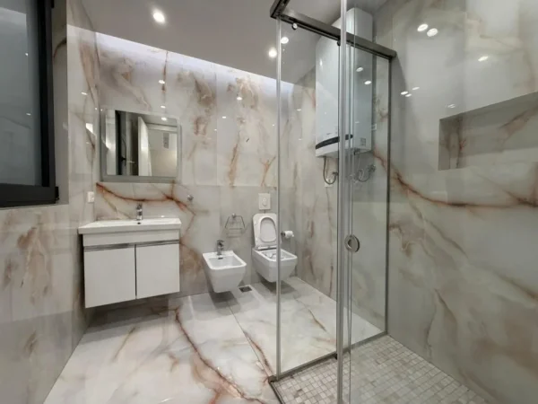 Tirane, jepet me qera apartament 3+1 Kati 1, 250 m² 2.000 € (Liqeni i Thate)