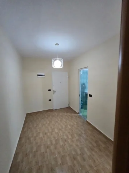 Tirane, shitet apartament 2+1+Ballkon Kati 3, 79 m² 132.000 € (Tek Medreseja)