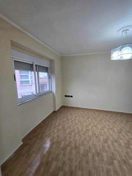 Tirane, shitet apartament 2+1+Ballkon Kati 3, 79 m² 132.000 € (Tek Medreseja)