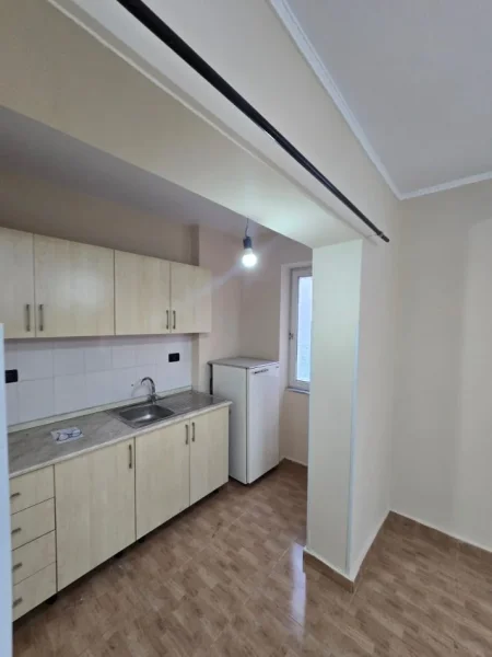 Tirane, shitet apartament 2+1+Ballkon Kati 3, 79 m² 132.000 € (Tek Medreseja)
