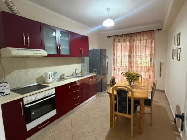 Durres, jepet me qera apartament 2+1 Kati 2, 90 m² 500 € (Gjykata)