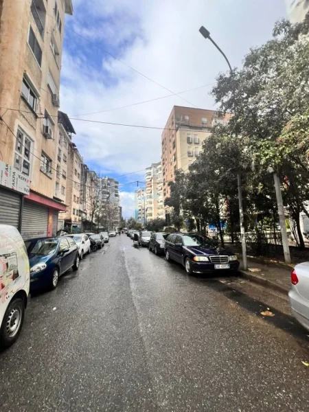 Tirane, shitet dyqan Kati 0, 76 m² 175.000 € (Don Bosko)