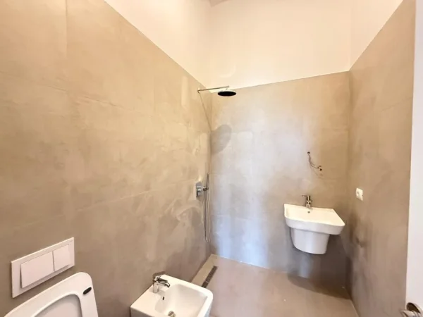 Tirane, shitet apartament 3+1+Ballkon Kati 13, 134 m² 420.000 € (Rruga e Barrikadave)