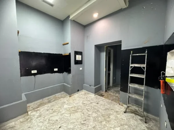 Tirane, jepet me qera dyqan Kati 0, 45 m² (21 Dhjetori)