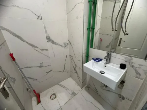 Tirane, jepet me qera dyqan Kati 0, 45 m² (21 Dhjetori)