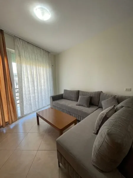 Tirane, jepet me qera apartament 2+1+Aneks+Ballkon Kati 6, 600 € (ish parku i autobusave , globe)