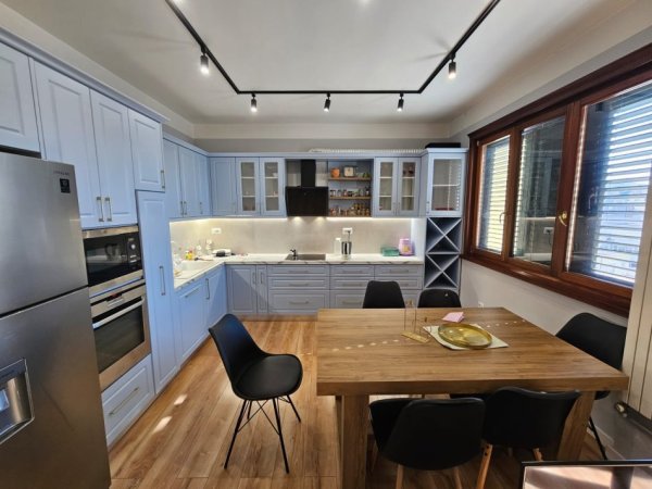 Tirane, jepet me qera apartament Kati 4, 98 m² 470 € (Rr Muhamet Deliu)