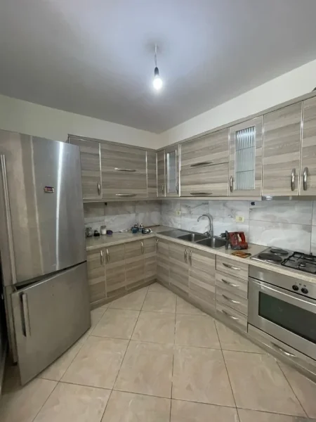 Tirane, jepet me qera apartament 2+1+Aneks+Ballkon Kati 6, 600 € (ish fusha e aviacionit)