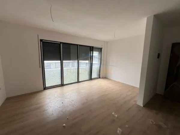 Tirane, jepet me qera apartament 2+1 Kati 2, 100 m² 800 € (DON BOSKO)