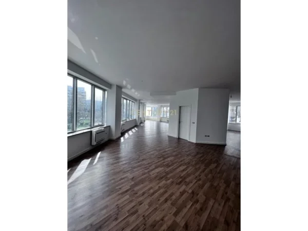 Tirane, jepet me qera ambjent biznesi Kati 1, 250 m² 3.500 € (Stadiumi Dinamo)