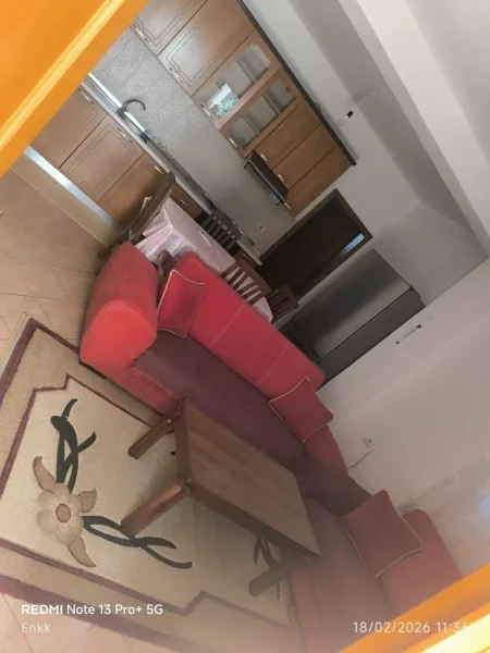 Tirane, jap me qera shtepi 2+1+Ballkon Kati 1, 75 m² 350 € (Rruga Krist Maloki)