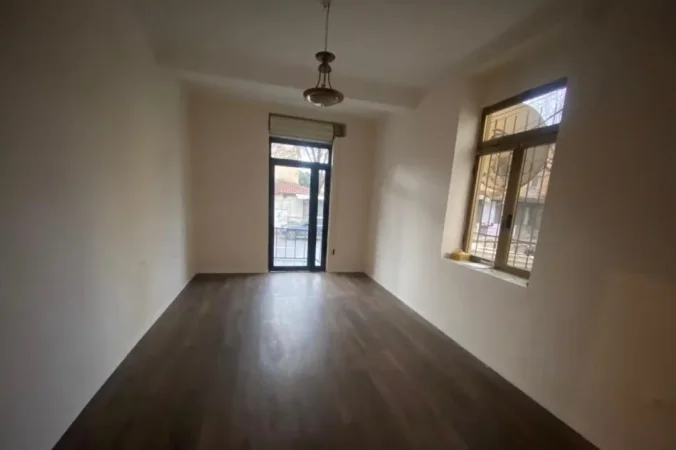 Tirane, jepet me qera zyre Kati 0, 73 m² 1.200 € (RRUGA E DIBRES)