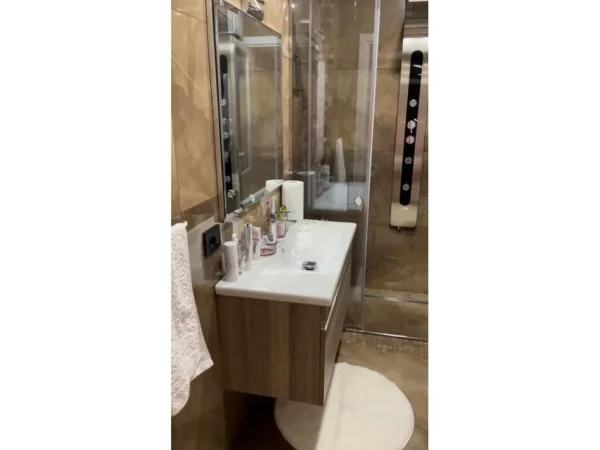 Tirane, jepet me qera apartament 2+1 Kati 6, 120 m² 1.200 € (Kompleksi Delijorgji)