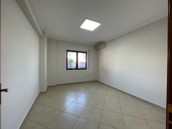 Tirane, jepet me qera zyre Kati 3, 120 m² 900 € (Rruga e Kavajes)