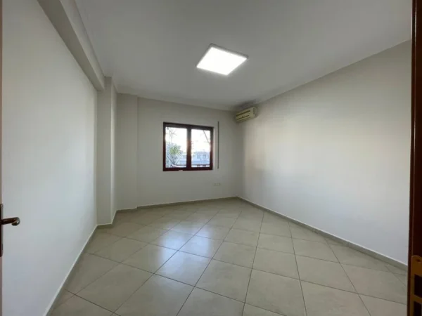 Tirane, jepet me qera zyre Kati 3, 120 m² 900 € (Rruga e Kavajes)