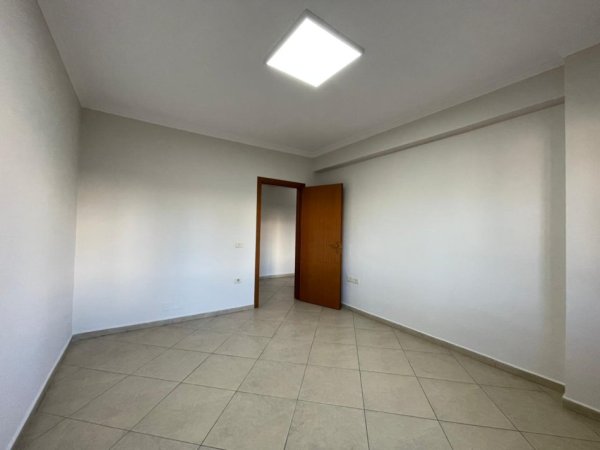 Tirane, jepet me qera zyre Kati 3, 120 m² 900 € (Rruga e Kavajes)