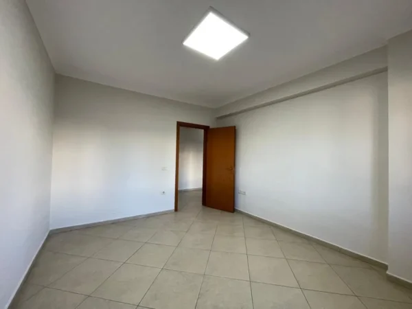 Tirane, jepet me qera zyre Kati 3, 120 m² 900 € (Rruga e Kavajes)