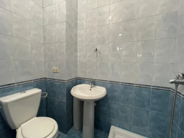 Tirane, jepet me qera zyre Kati 3, 120 m² 900 € (Rruga e Kavajes)