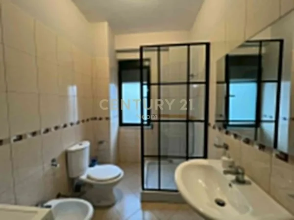 Tirane, jepet me qera apartament 1+1+Ballkon Kati 4, 113 m² 600 € (Liqeni i Thate)