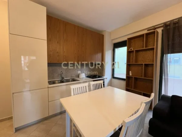 Tirane, jepet me qera apartament 1+1+Ballkon Kati 4, 113 m² 600 € (Liqeni i Thate)