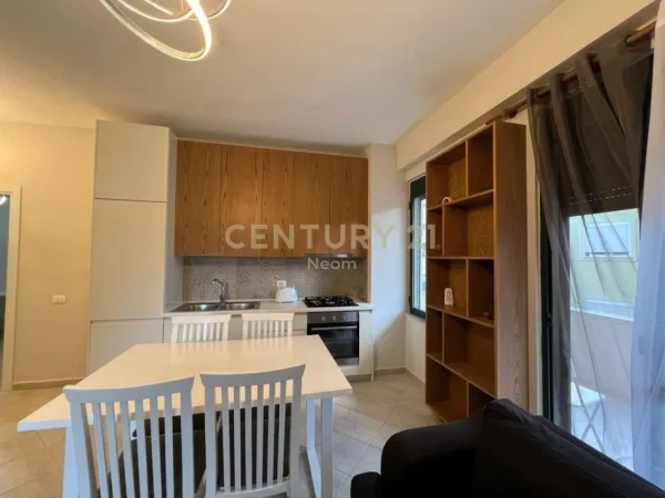 Tirane, jepet me qera apartament 1+1+Ballkon Kati 4, 113 m² 600 € (Liqeni i Thate)