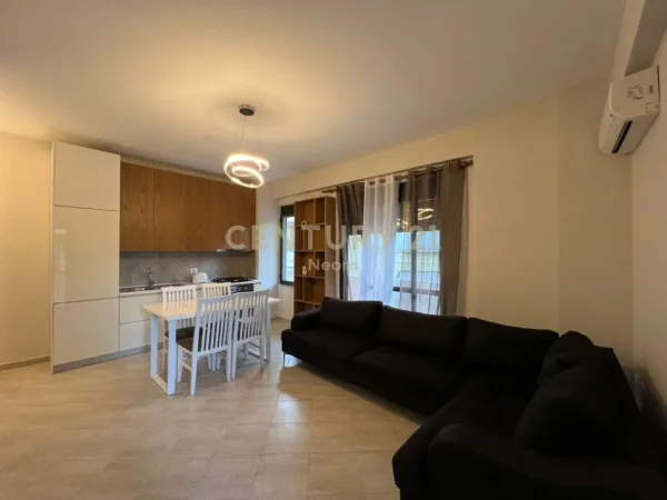 Tirane, jepet me qera apartament 1+1+Ballkon Kati 4, 113 m² 600 € (Liqeni i Thate)