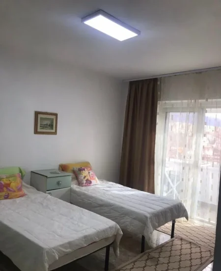Tirane, jepet me qera apartament 1+1 Kati 3, 80 m² 550 € (RRUGA E DIBRES)