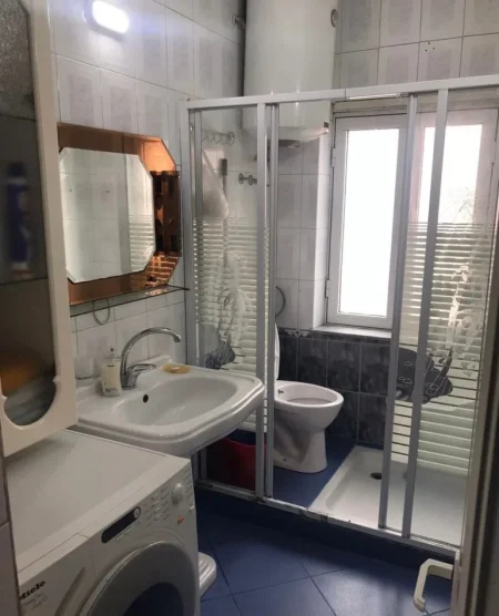 Tirane, jepet me qera apartament 1+1 Kati 3, 80 m² 550 € (RRUGA E DIBRES)
