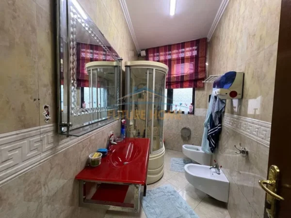 Tirane, jepet me qera apartament 2+1 Kati 7, 125 m² 700 € (ZOGU)