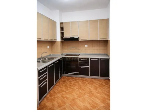 Tirane, jepet me qera apartament 1+1+Ballkon Kati 4, 67 m² 400 € (Unaza e Re, Tiranë)