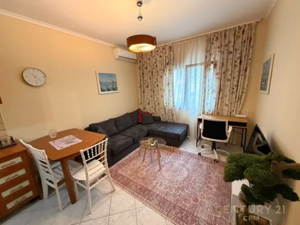 Tirane, jepet me qera apartament 1+1+Ballkon Kati 7, 54 m² 600 € (komuna e parisit)