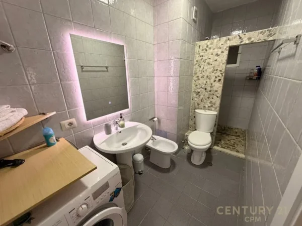 Tirane, jepet me qera apartament 1+1+Ballkon Kati 7, 54 m² 600 € (komuna e parisit)