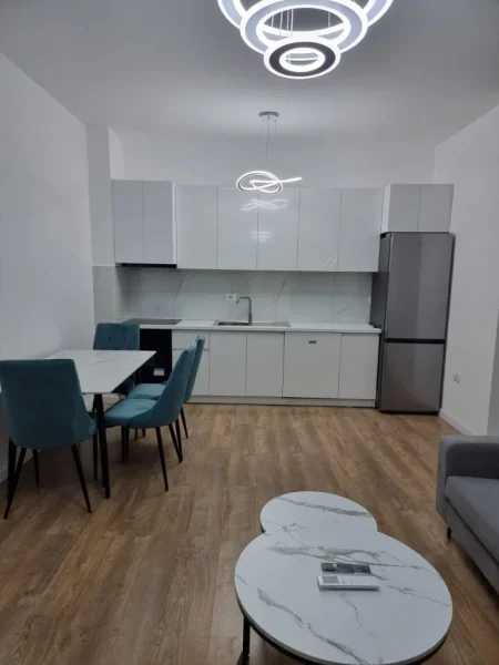 Tirane, jepet me qera apartament 1+1+Ballkon Kati 4, 70 m² 850 € (KOMUNA E PARISIT)