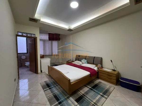 Tirane, jepet me qera apartament 2+1+Ballkon Kati 7, 125 m² 700 € (ZOGU I ZI)
