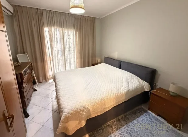 Tirane, jepet me qera apartament 1+1 Kati 7, 54 m² 600 € (Komuna e Parisit)