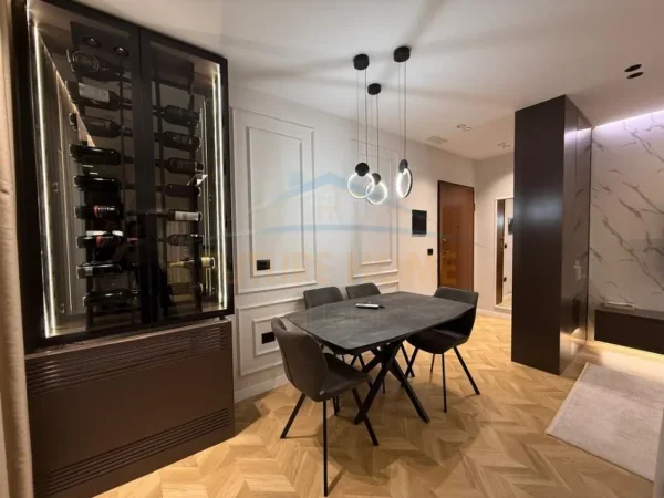 Tirane, shitet apartament 2+1+Ballkon Kati 2, 105 m² 242.000 € (Kopshti Botanik, Tiranë)