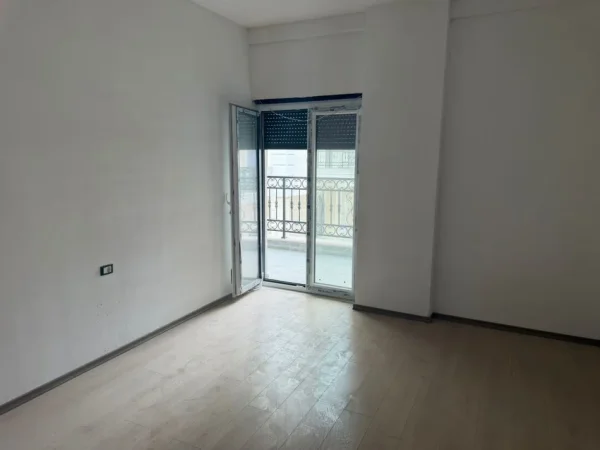Tirane, shitet apartament 2+1+Ballkon Kati 2, 127 m² 190.500 € (sauk i vjeter)