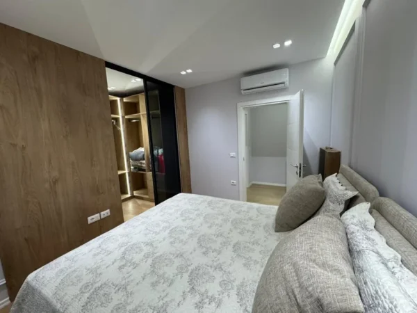 Tirane, jepet me qera apartament 2+1 Kati 5, 