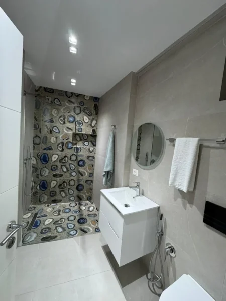 Tirane, jepet me qera apartament 2+1 Kati 5, 