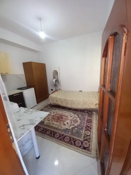 Tirane, jepet me qera garsonier 1+1 Kati 3, 30 m² (Fundi Rruges Burgut, Mbrapa Skrapit)