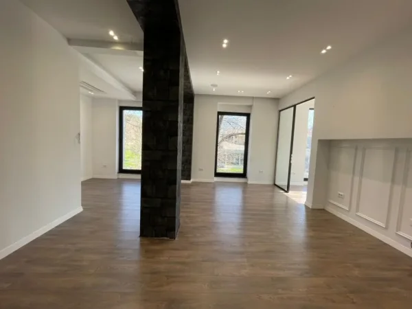 Tirane, jepet me qera ambjent biznesi Kati 1, 76 m² 1.500 € (Perball Taivanit)