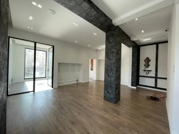 Tirane, jepet me qera ambjent biznesi Kati 1, 76 m² 1.500 € (Perball Taivanit)