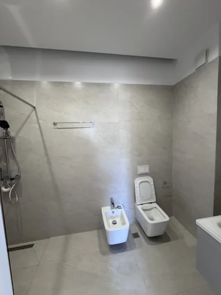 Tirane, jepet me qera apartament 2+1+Ballkon Kati 7, 1 m² 900 € (Rruga Viktor Eftimiu)