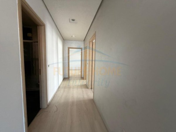 Tirane, jepet me qera apartament 3+1 Kati 3, 142 m² 728 € (Unaza e Re, Tiranë.)