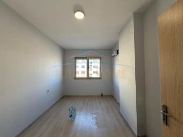 Tirane, jepet me qera apartament 3+1 Kati 3, 142 m² 728 € (Unaza e Re, Tiranë.)