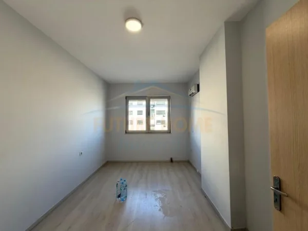 Tirane, jepet me qera apartament 3+1 Kati 3, 142 m² 728 € (Unaza e Re, Tiranë.)