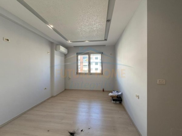 Tirane, jepet me qera apartament 3+1 Kati 3, 142 m² 728 € (Unaza e Re, Tiranë.)