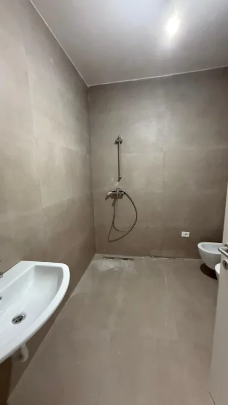 Tirane, jepet me qera apartament 1+1 Kati 4, 83 m² 1.000 € (Rruga e Kavajes)