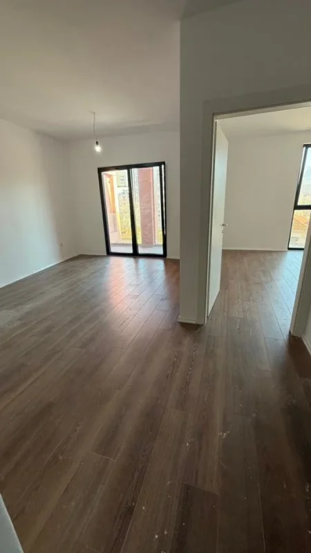 Tirane, jepet me qera apartament 1+1 Kati 4, 83 m² 1.000 € (Rruga e Kavajes)